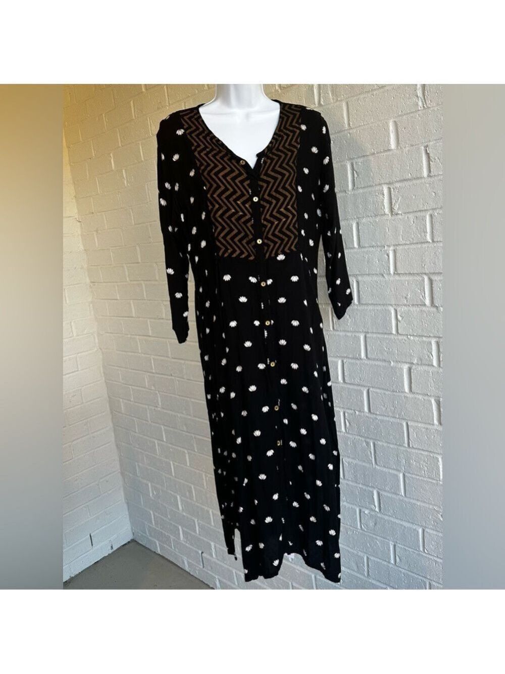Black and Gold Kaftan Kurta with 3/4 sleeves. XL tag but US may be smaller size